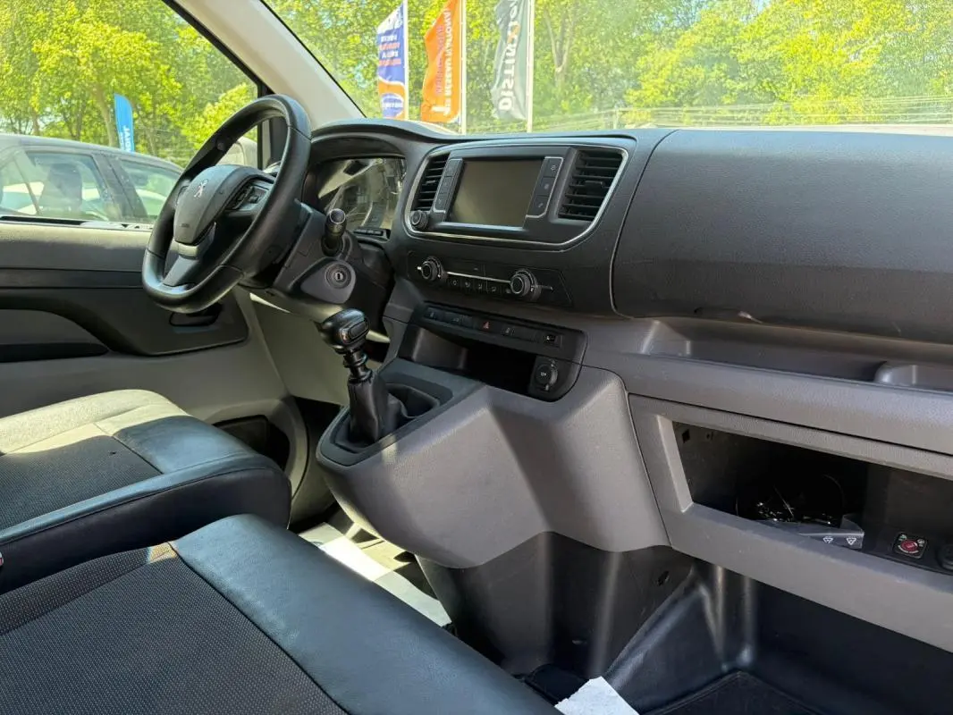 Intérieur côté conducteur du Peugeot Expert Fourgon blanc 2019, volant cuir multifonctions et boîte manuelle visibles.