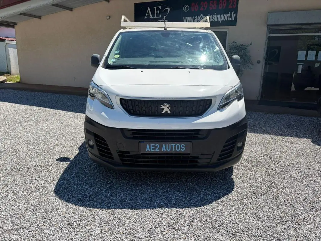 Vue frontale d’un Peugeot Expert Fourgon blanc 2019 avec calandre noire et plaque AE2 AUTOS visible.