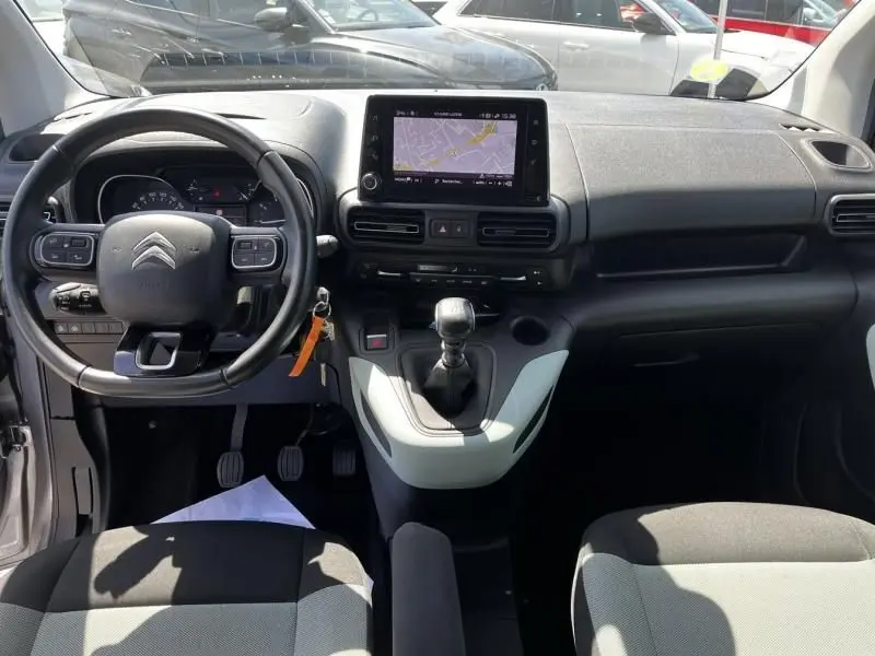 Vue intérieure avant du Citroën Berlingo XL gris métal 2021, tableau de bord avec écran tactile et boîte manuelle.