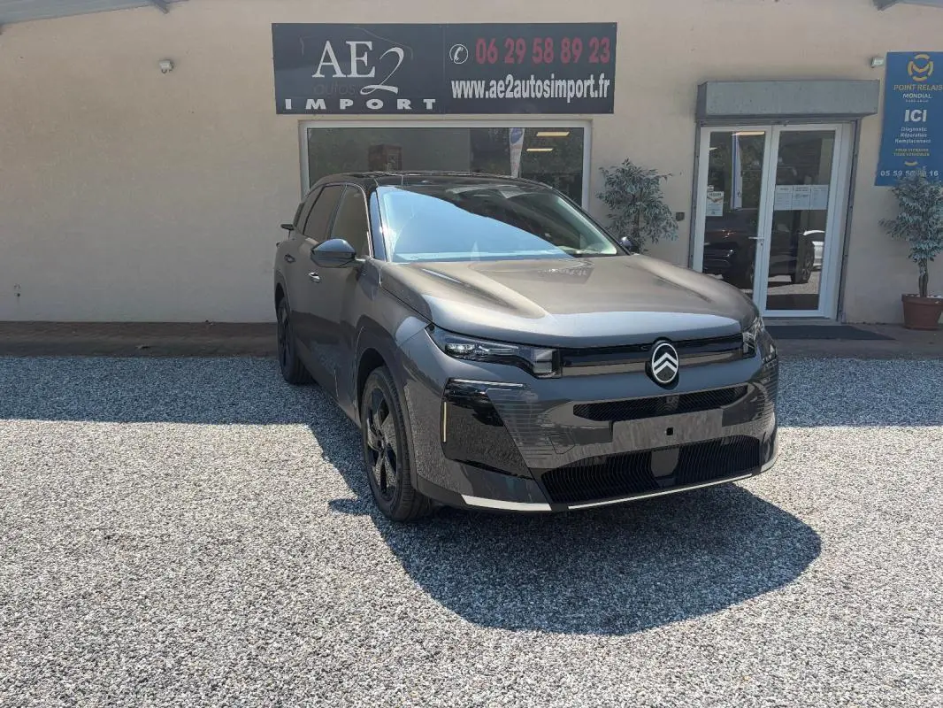 Citroën C5 Aircross gris 3/4 avant droit, SUV hybride avec jantes 19 pouces et toit ouvrant panoramique visible.