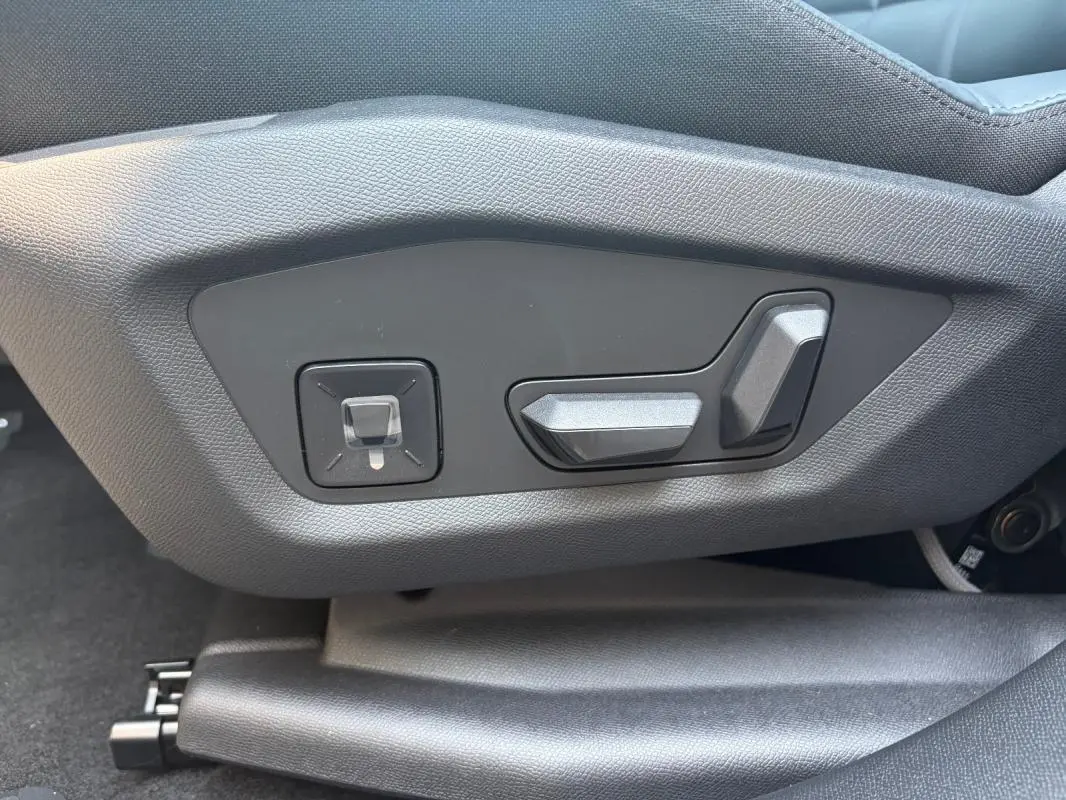 Gros plan sur les commandes électriques de réglage du siège avant droit du Citroën C5 Aircross gris 2026.