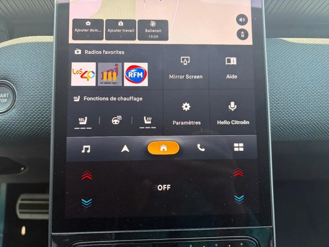 Écran tactile central du tableau de bord du Citroën C5 Aircross gris, affichant les fonctions de chauffage et radios favorites.