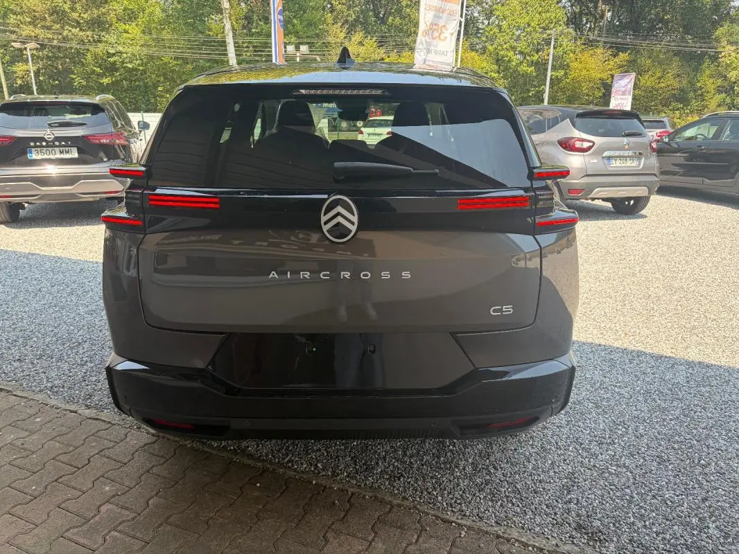 Vue arrière d'un Citroën C5 Aircross gris 2026 avec feux arrière LED horizontaux et logo central visible.