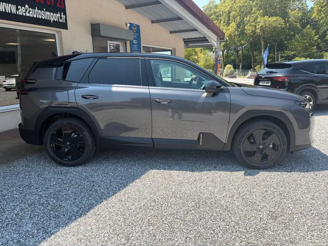 Vue de profil côté droit d'un Citroën C5 Aircross gris 2026 avec jantes noires et vitres teintées.