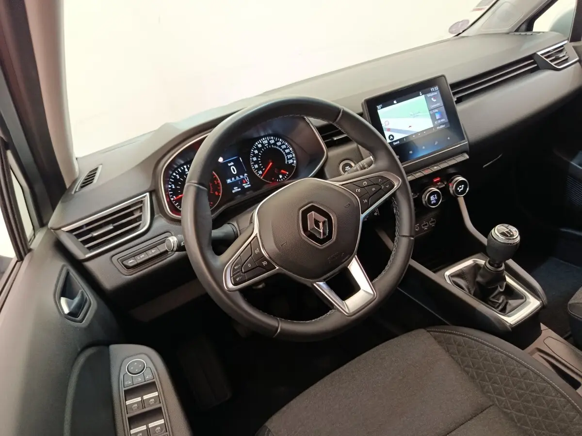Intérieur de Renault Clio Business TCe 100 2021, vue côté conducteur, volant cuir multifonctions et écran tactile central.