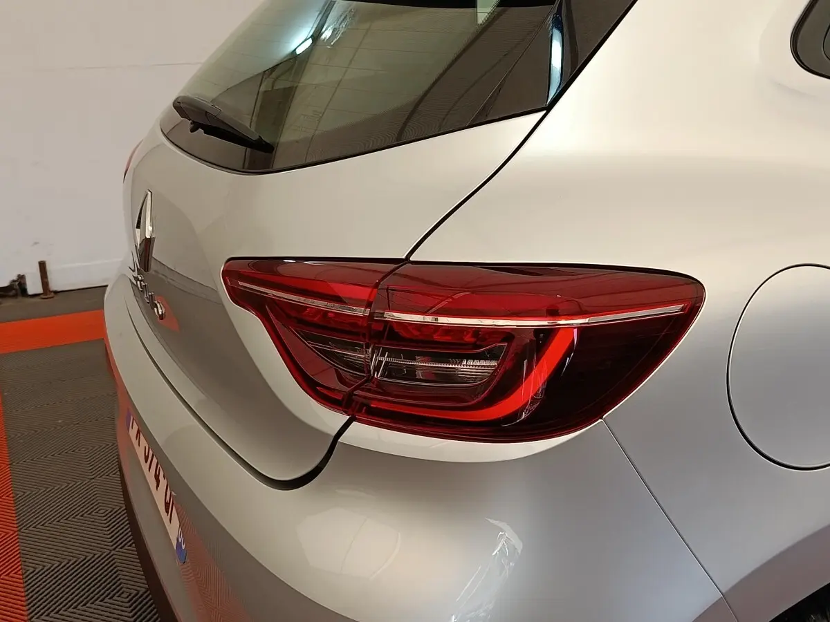 Vue arrière droite de la Renault Clio Business TCe 100 2021 gris clair, avec feux arrière LED et hayon fermé.