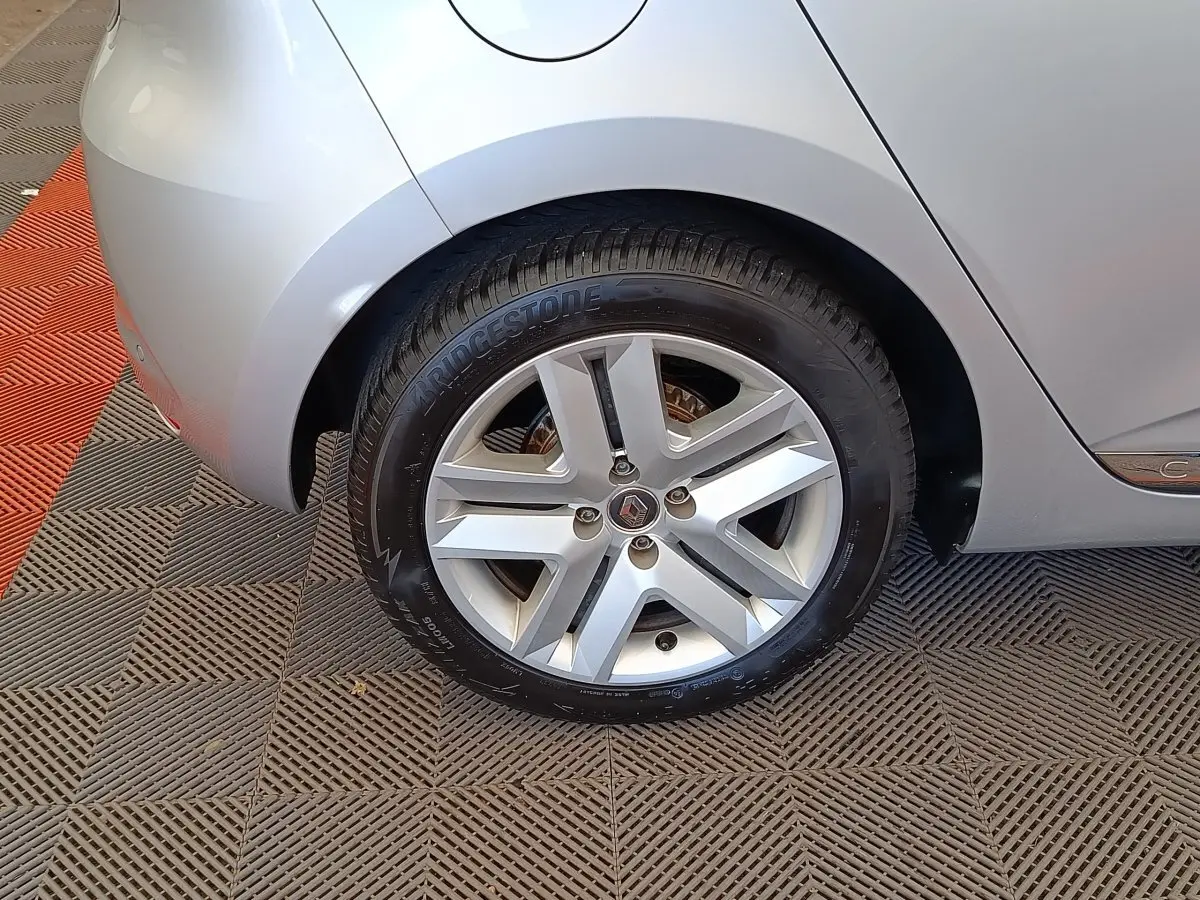 Gros plan sur la roue arrière droite grise claire d'une Renault Clio Business TCe 100 avec jante alliage et pneu Bridgestone.