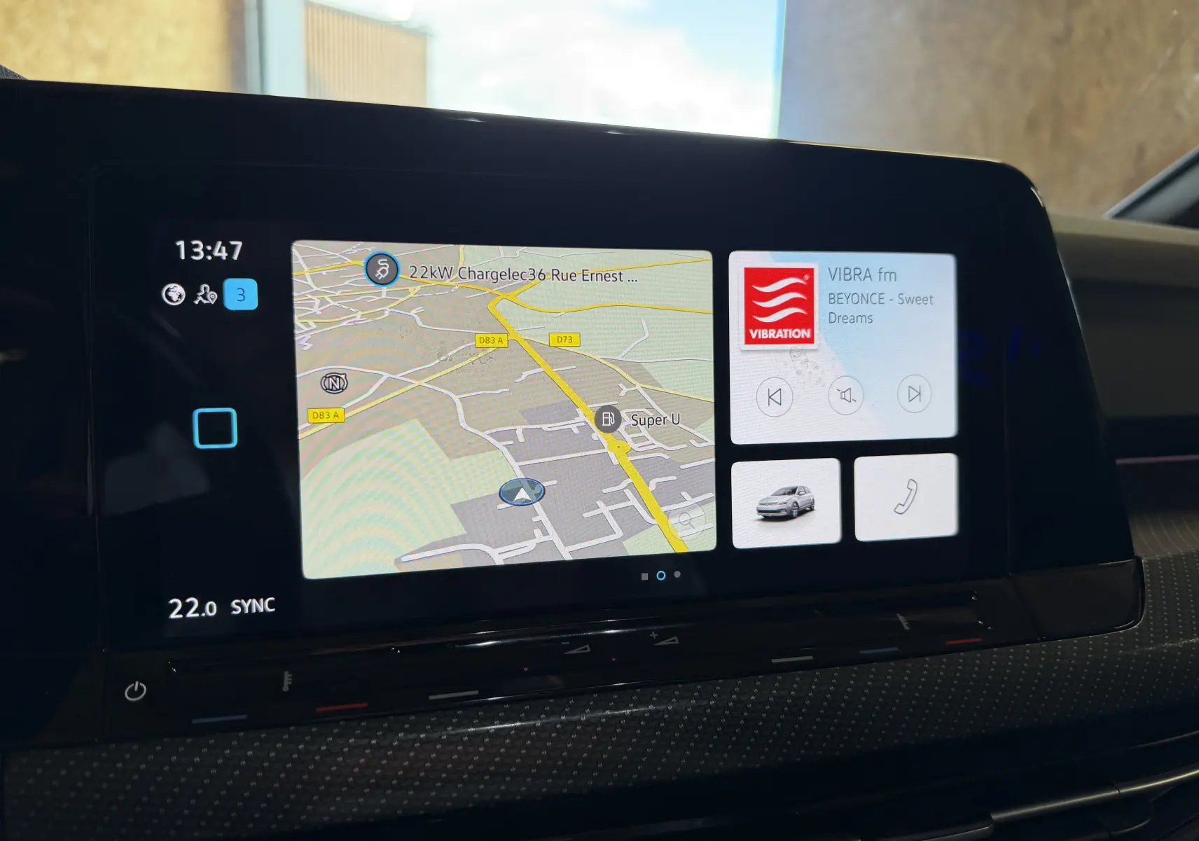 Écran tactile intérieur de la Volkswagen Golf 2.0 TDI 150 DSG7 R-Line 2023, affichant navigation et radio.