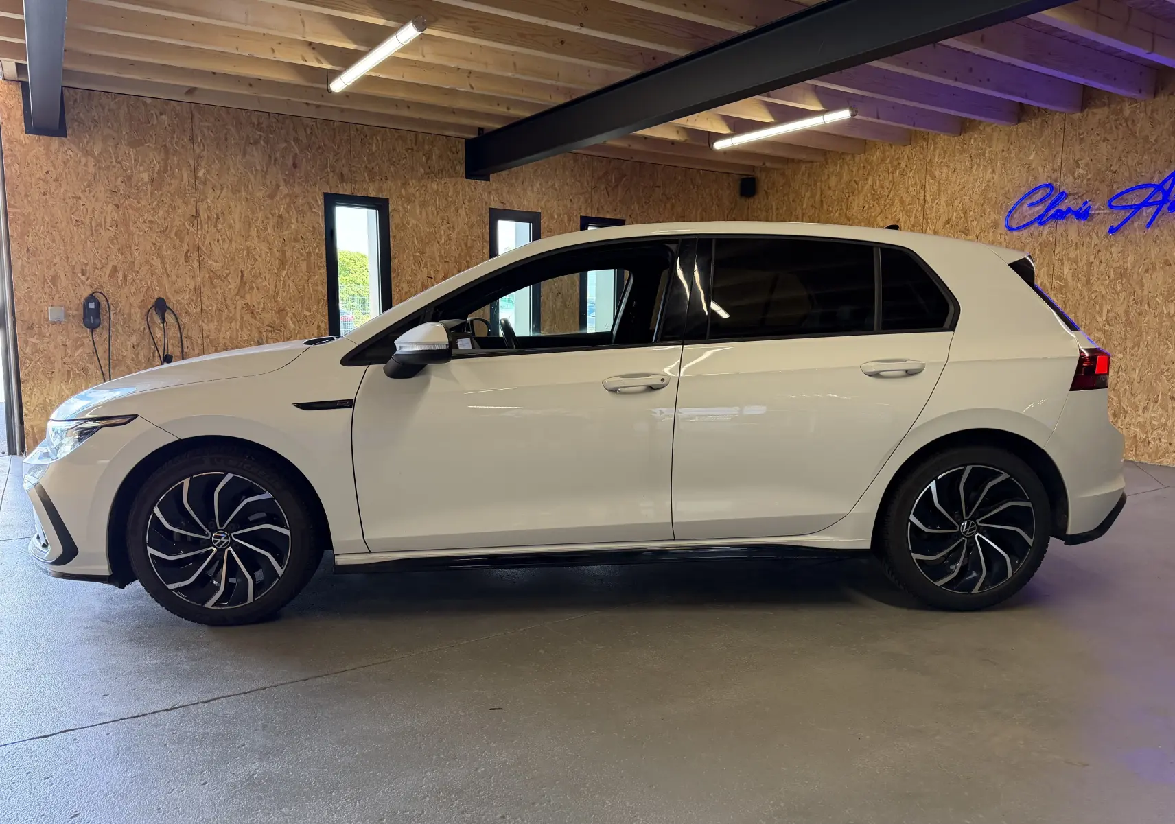 Volkswagen Golf 2.0 TDI 150 DSG7 R-Line blanc vue de profil côté gauche, avec jantes noires et détails sportifs.