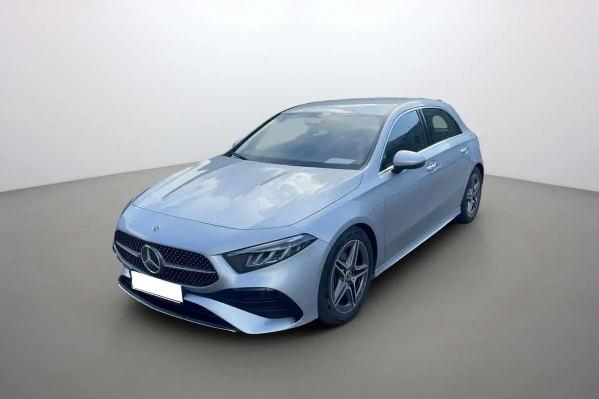 Mercedes Classe A 200 AMG Line argent high-tech metal, vue 3/4 avant droit avec jantes alu 18 pouces et phares LED.