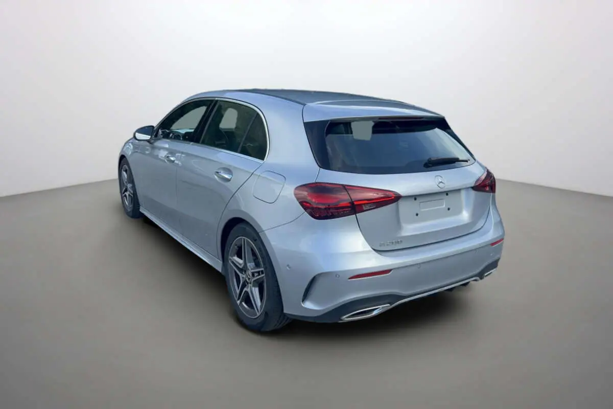 Vue 3/4 arrière droite d'une Mercedes Classe A 200 AMG Line 2025 en argent high-tech metal avec jantes AMG 18 pouces.