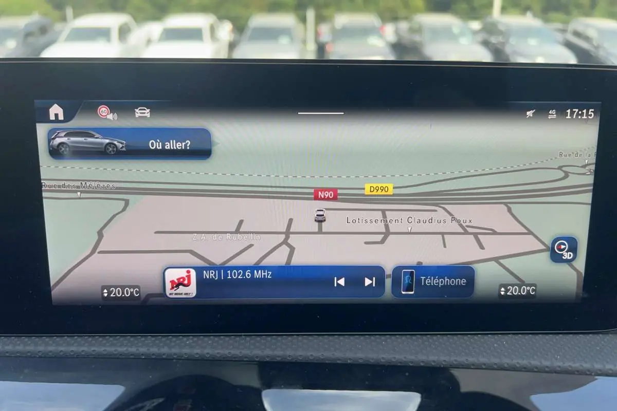 Écran de navigation digital de la Mercedes Classe A 200 AMG Line affichant une carte et options multimédia.
