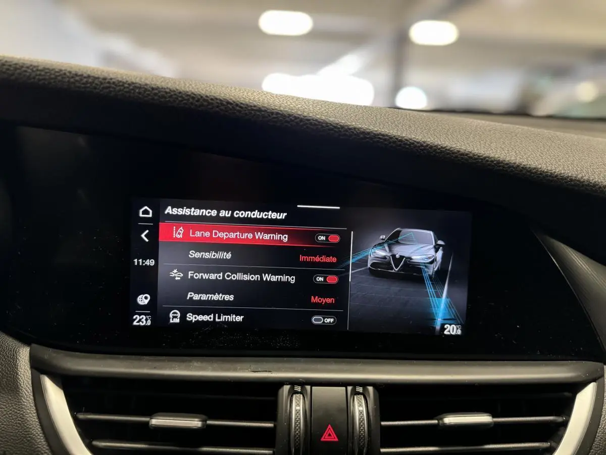 Écran tactile intérieur de l'Alfa Romeo Giulia 2.2 D 2021 affichant les aides à la conduite.