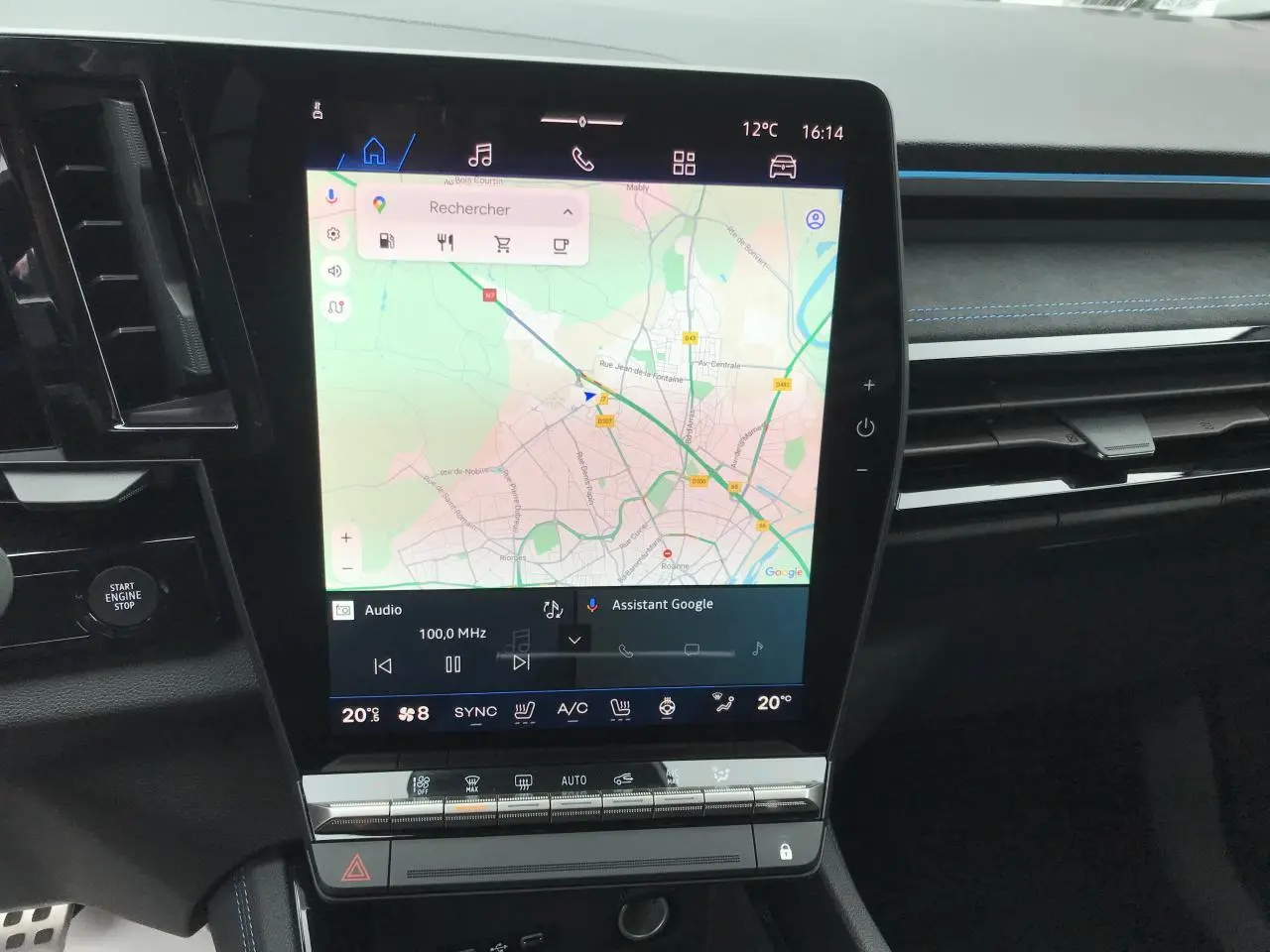 Vue rapprochée de l’écran tactile central du Renault Austral 2025 avec navigation Google Maps et commandes climatisation.