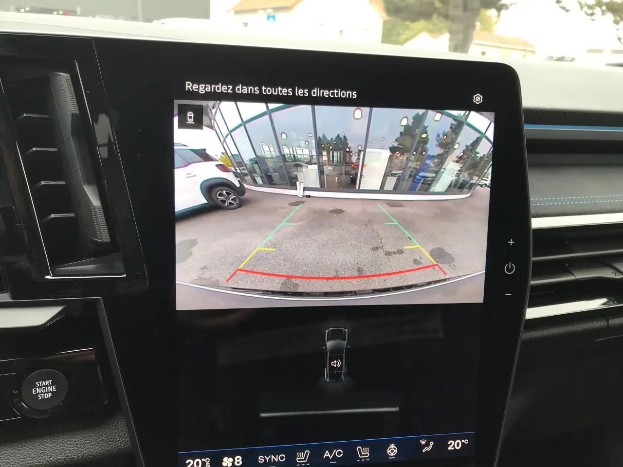 Vue intérieure du tableau de bord du Renault Austral 2025, écran caméra de recul affichant l'arrière du véhicule.