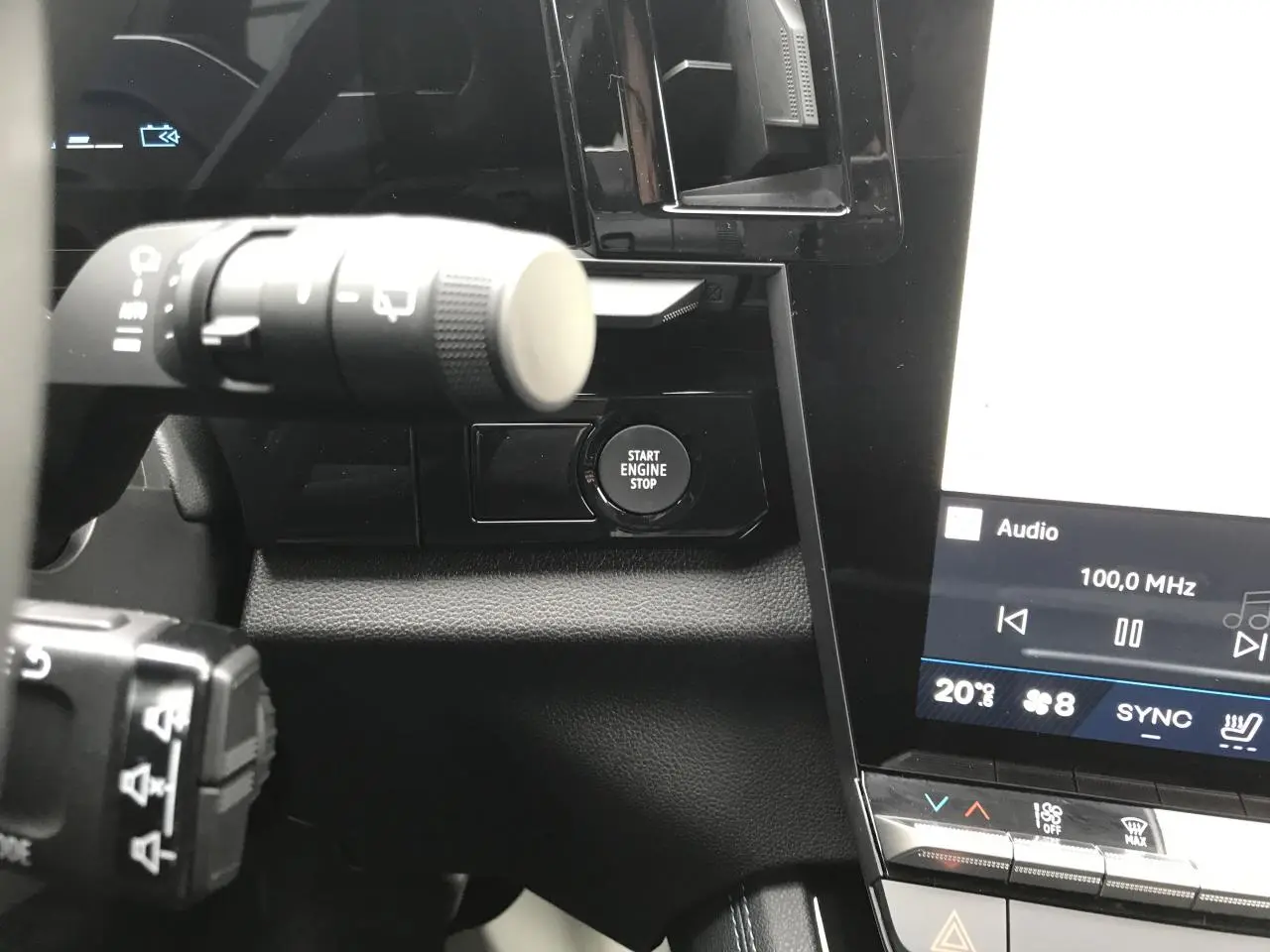 Détail intérieur du tableau de bord côté gauche du Renault Austral gris, avec bouton Start Engine Stop et écran tactile.
