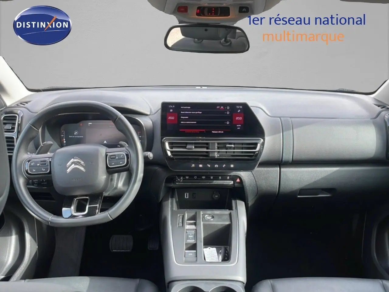 Vue frontale de l’habitacle du Citroën C5 Aircross 2024, avec tableau de bord noir et écran tactile central.