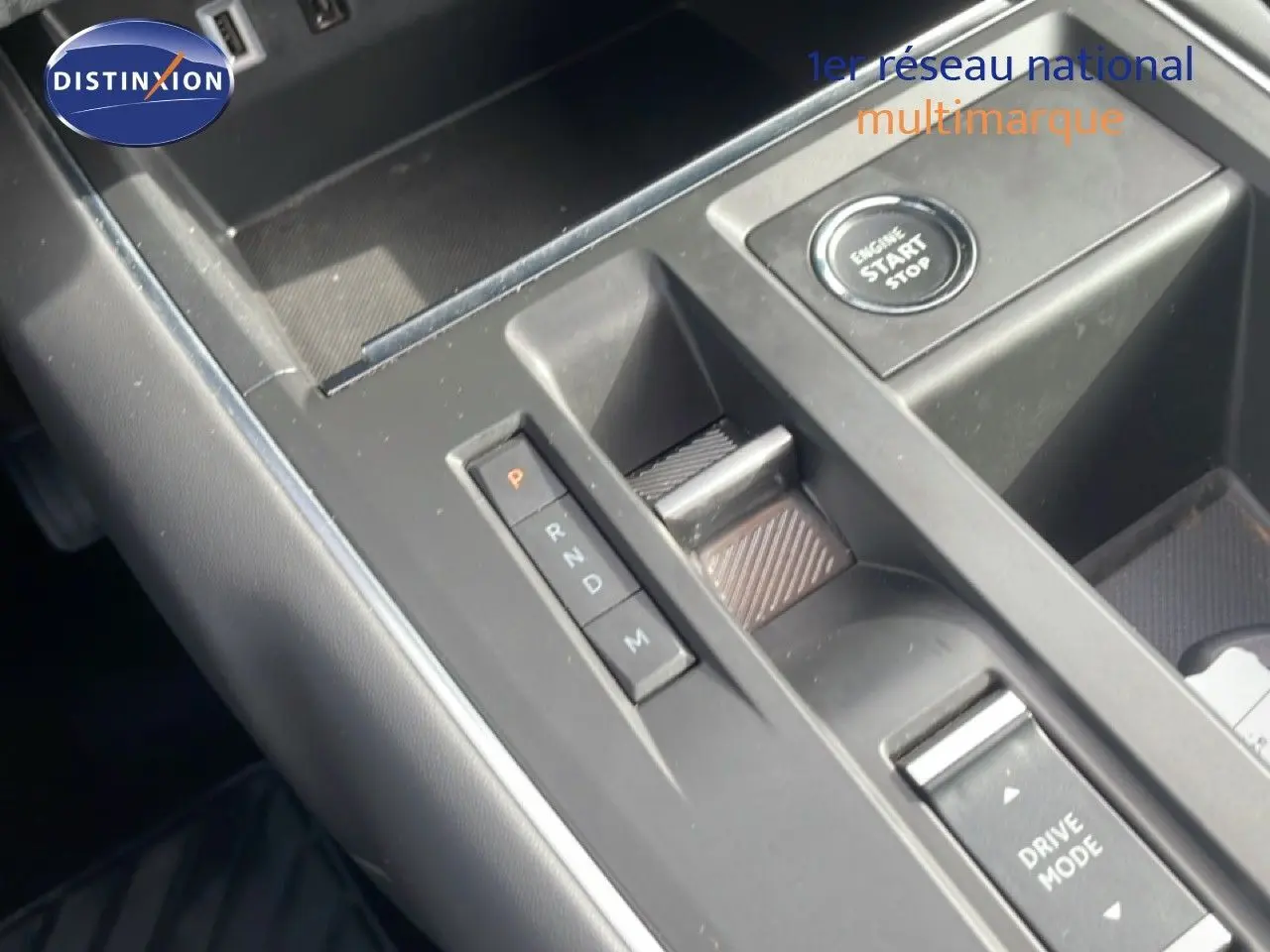 Gros plan sur la console centrale du Citroën C5 Aircross 2024, montrant la commande de boîte auto et le bouton start/stop.