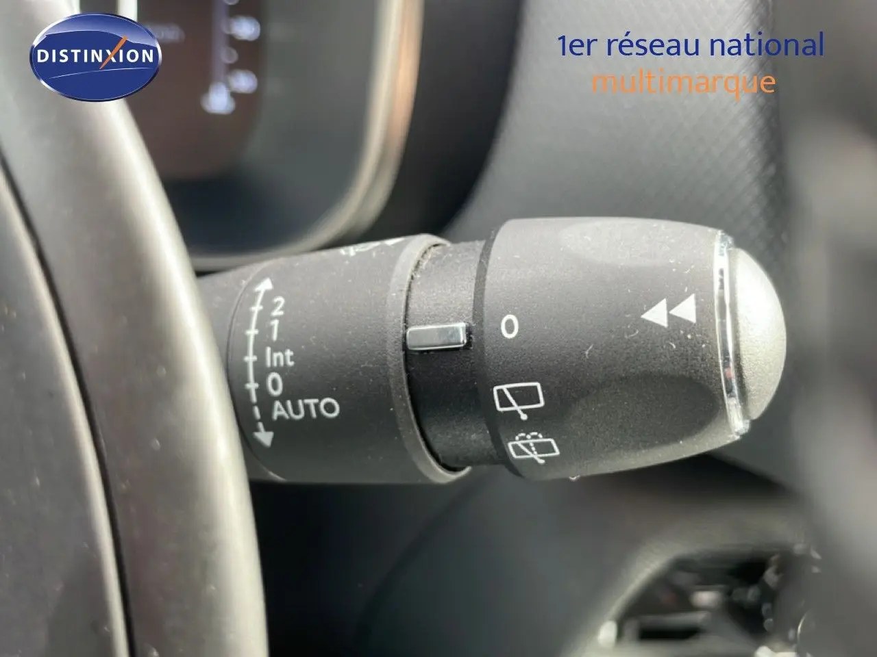 Gros plan sur la commande d’essuie-glace à gauche du volant dans l’habitacle du Citroën C5 Aircross bleu Eclipse Metal.