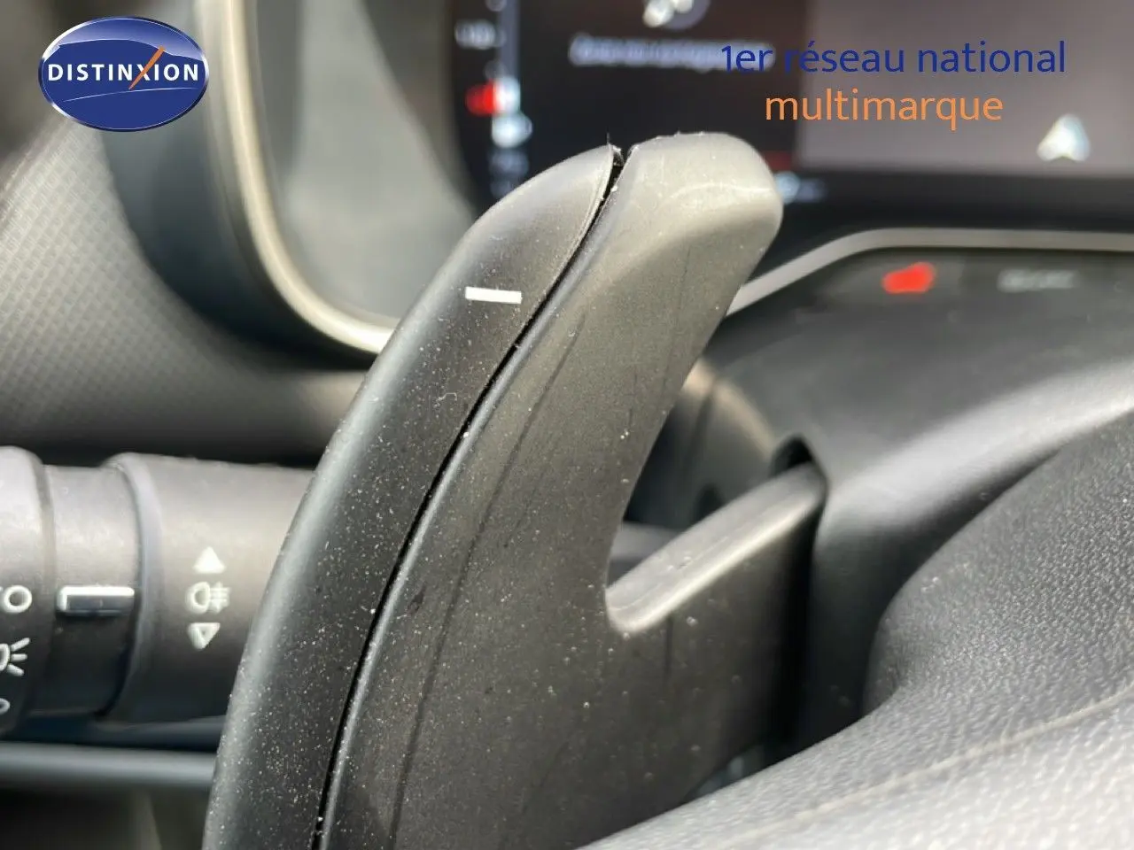 Gros plan sur la palette de changement de vitesse côté droit du volant d’un Citroën C5 Aircross 2024 bleu Eclipse Metal.