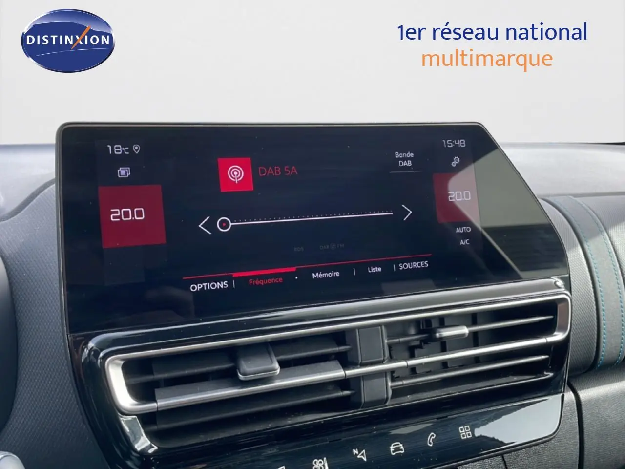 Écran tactile central et aérateurs du tableau de bord intérieur du Citroën C5 Aircross 2024 bleu Eclipse Metal.