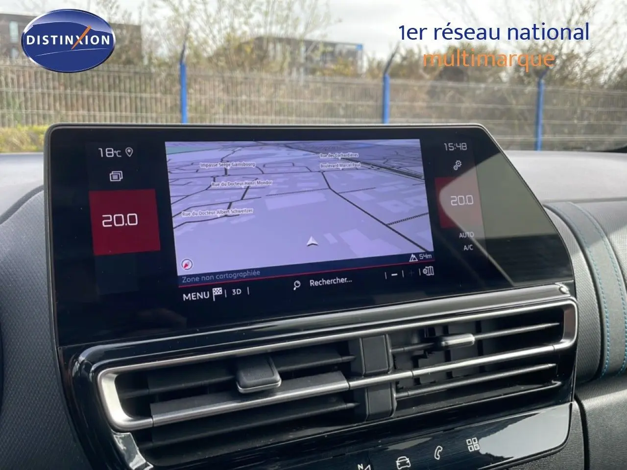 Vue intérieure du tableau de bord du Citroën C5 Aircross 2024 avec écran tactile de navigation et aérateurs centraux.