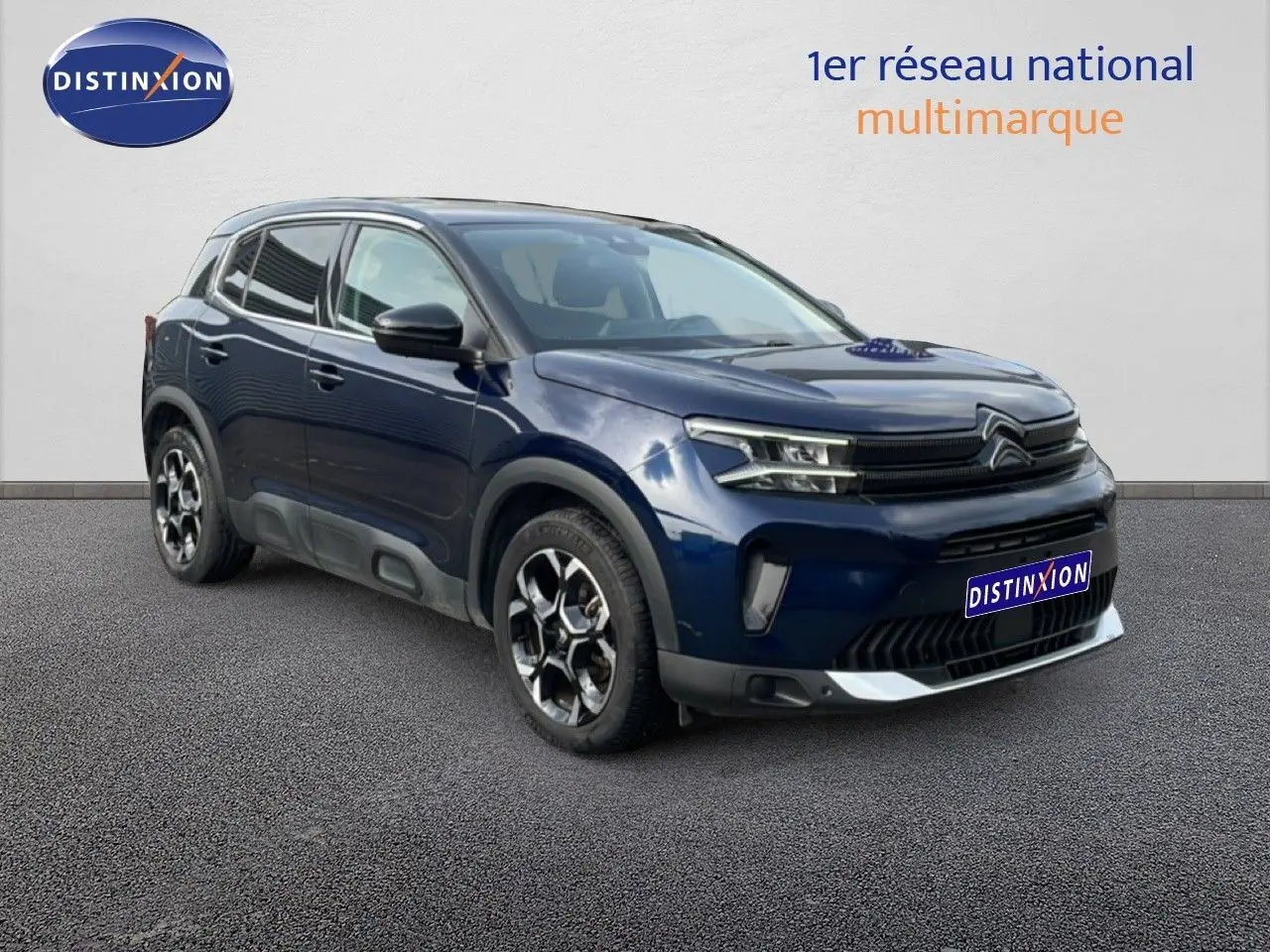 Citroën C5 Aircross bleu eclipse métal en 3/4 avant droit, avec jantes noires et détails chromés sur pare-chocs.