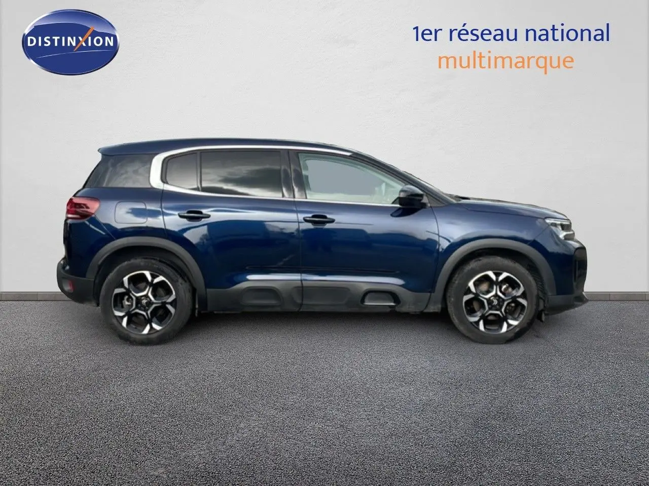 Profil droit d'un Citroën C5 Aircross 2024 bleu eclipse métal avec jantes alliage et protections noires basses.