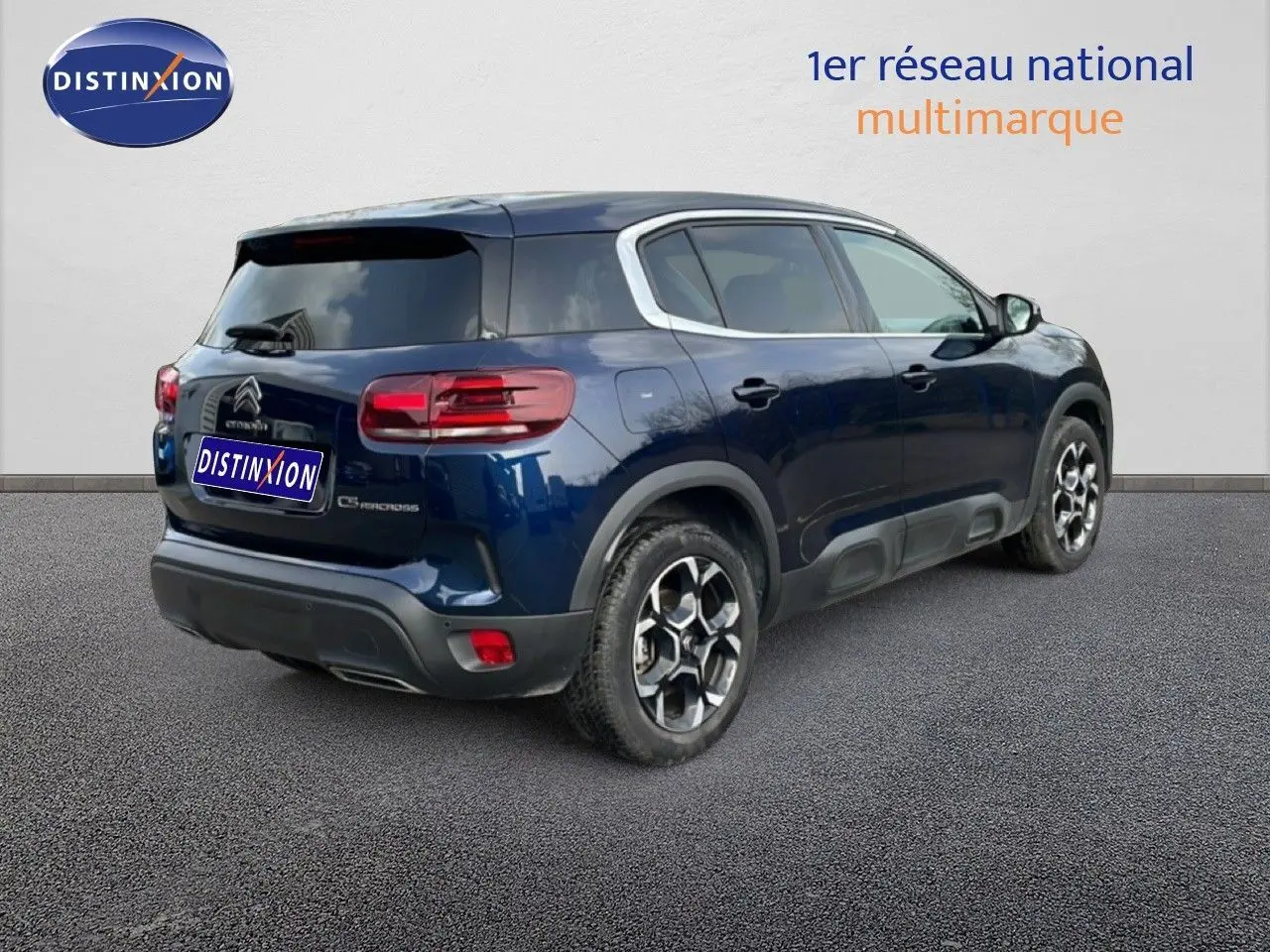 Vue 3/4 arrière droite d'un Citroën C5 Aircross 2024 bleu Eclipse Métal avec jantes alliage et vitres teintées.