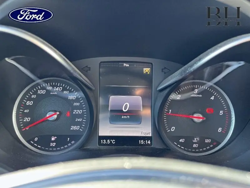 Vue rapprochée du tableau de bord d'une Mercedes Classe C 200 d Business, affichage digital et compte-tours visibles.