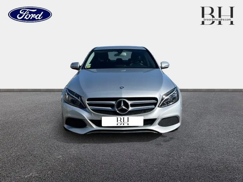 Vue de face d'une Mercedes Classe C 200 d Business argent iridium avec calandre et logo étoile visibles.