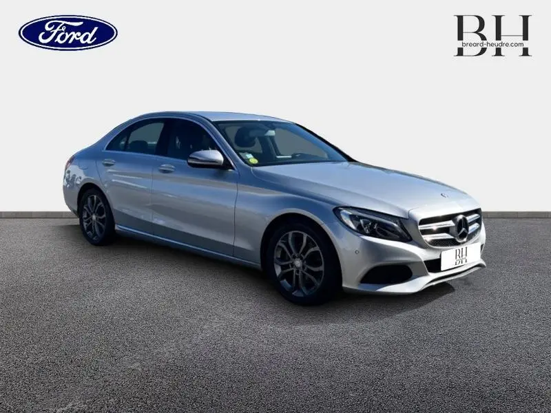 Mercedes Classe C 200 d Business argent iridium vue 3/4 avant droit avec jantes alu et calandre distinctive.
