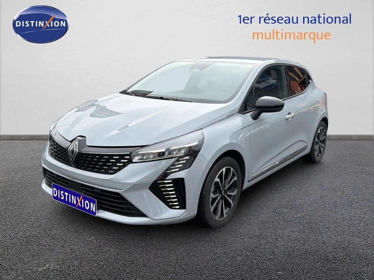 Renault Clio 2025 gris Rafale métal en 3/4 avant droit, avec feux LED et jantes alliage distinctives.