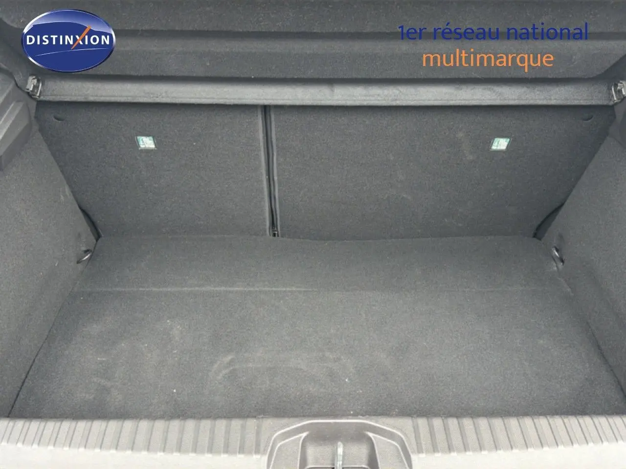 Coffre vide vu de face d'une Renault Clio 2025 gris Rafale Métal, intérieur tissu gris foncé.