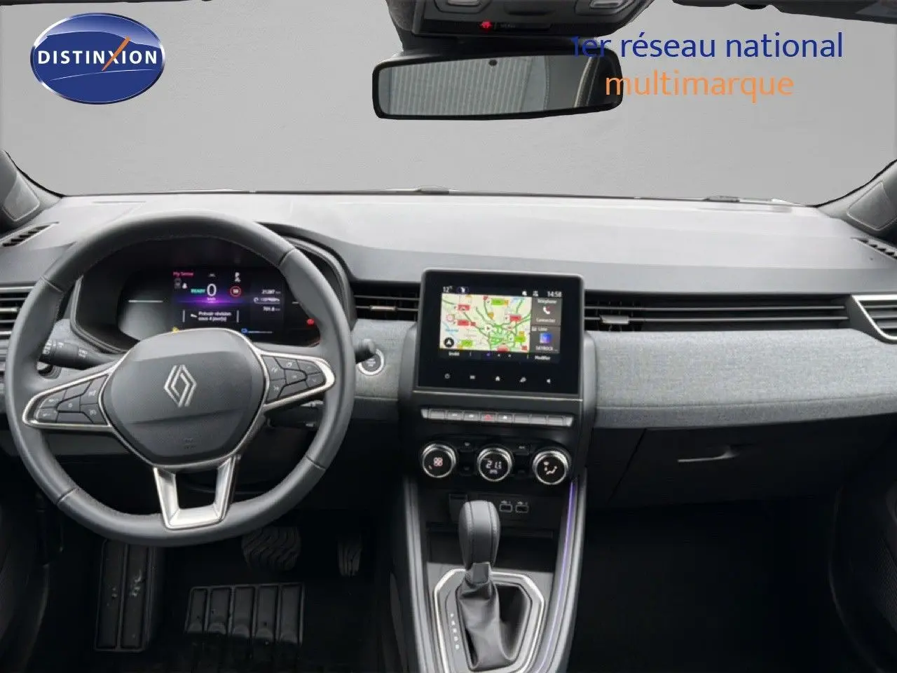 Vue frontale de l’habitacle de la Renault Clio gris Rafale, avec tableau de bord numérique et écran tactile central.