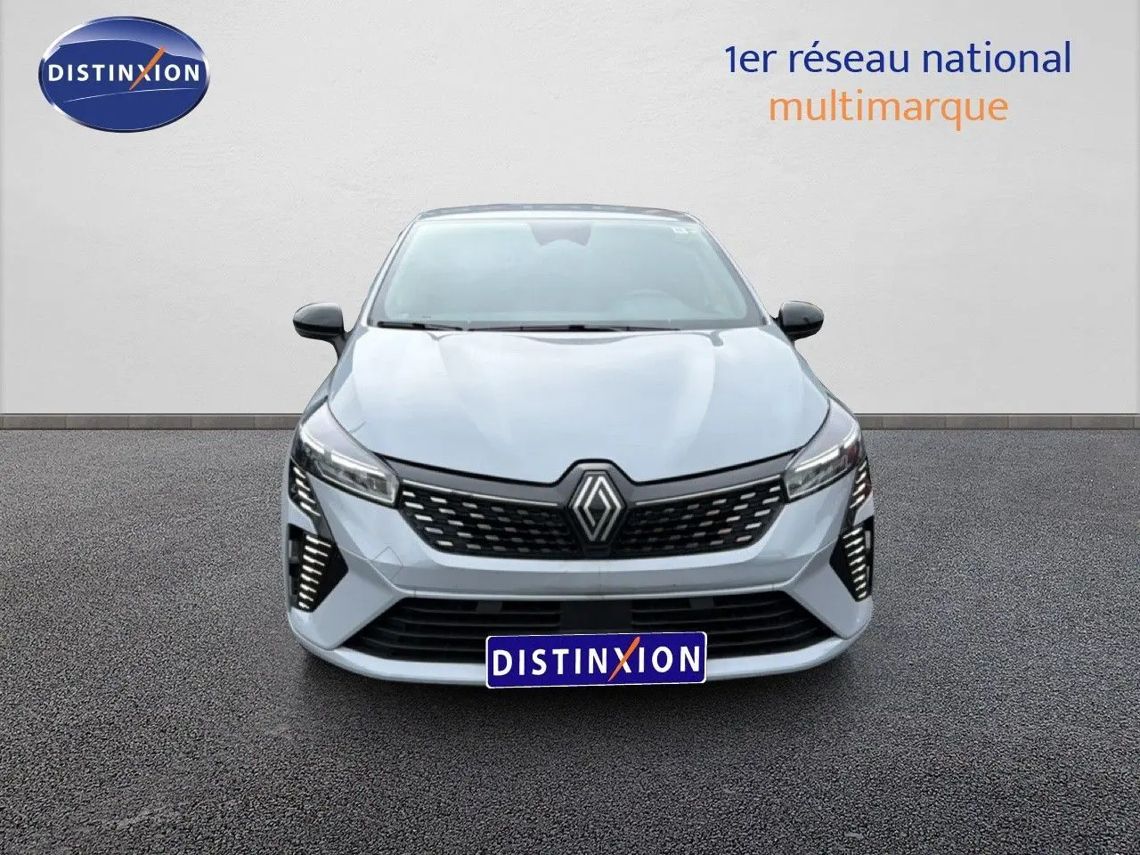 Vue frontale d'une Renault Clio 2025 gris Rafale Métal avec calandre noire et feux LED distinctifs.