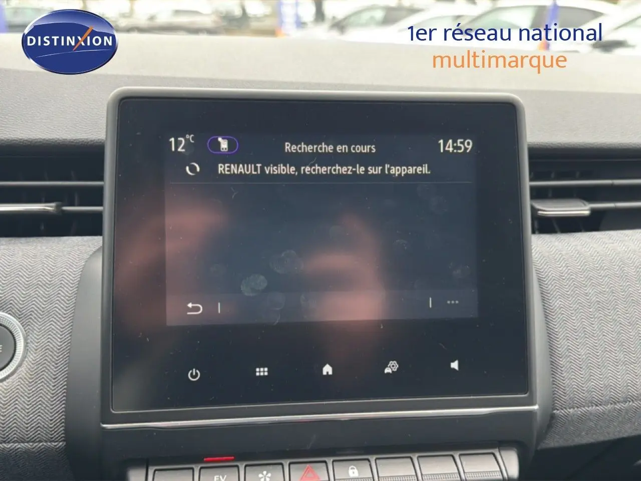 Écran tactile central du tableau de bord de la Renault Clio 2025, affichant une recherche de connexion Bluetooth.