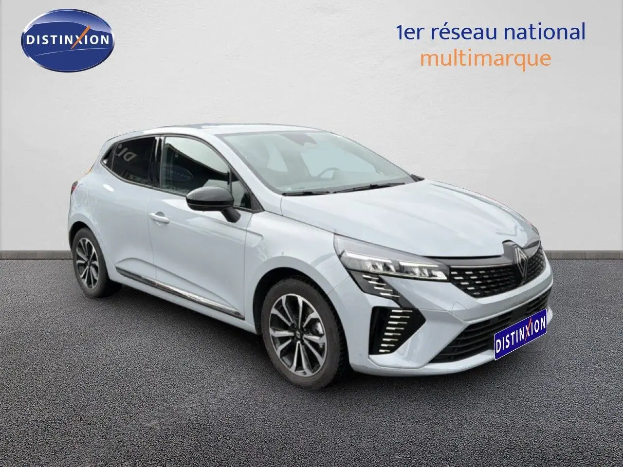 Renault Clio 2025 gris rafale métal vue 3/4 avant droit avec signature lumineuse LED et jantes alliage.