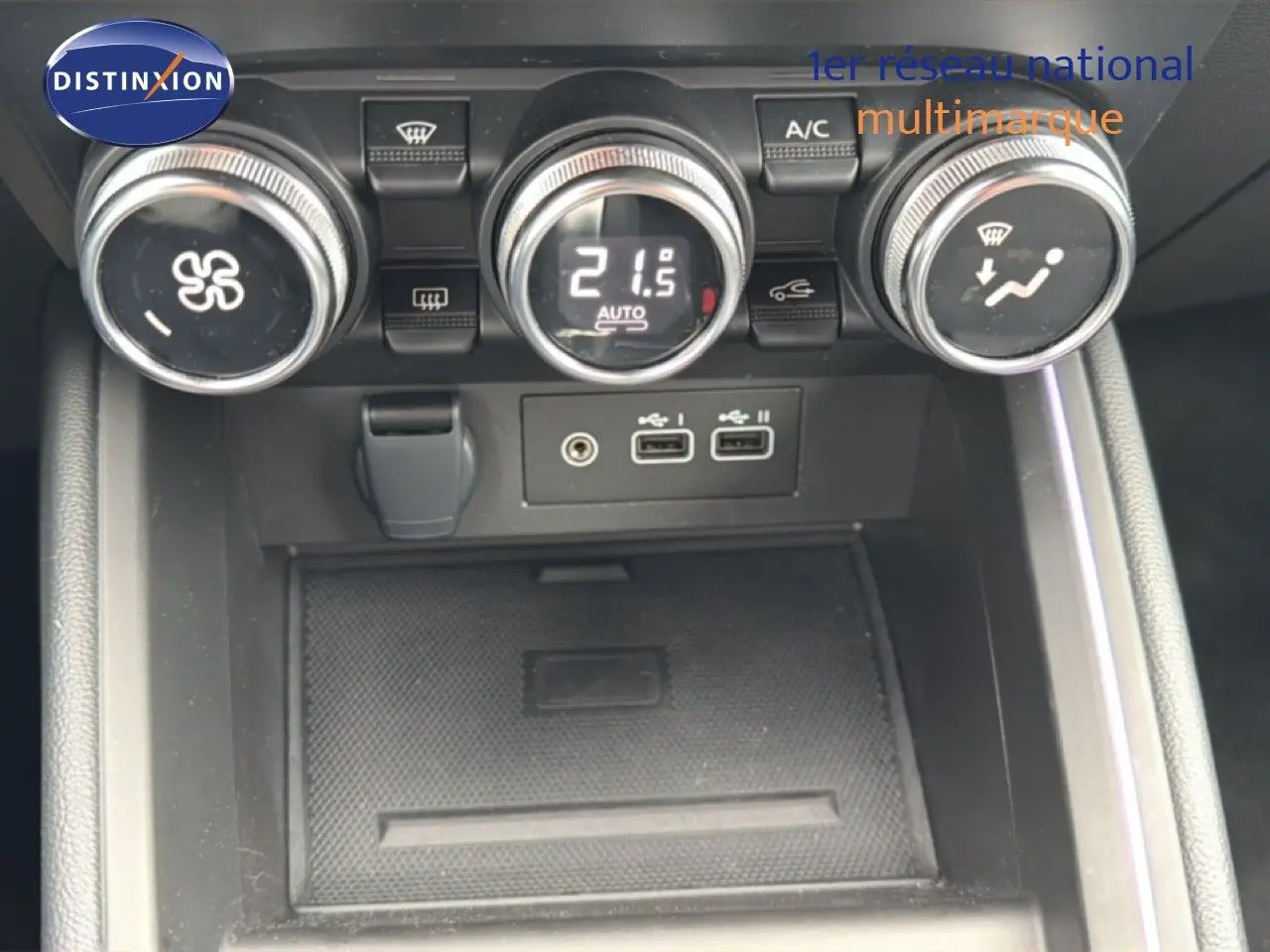 Vue rapprochée du tableau de bord central de la Renault Clio 2025, montrant les commandes de climatisation et ports USB.