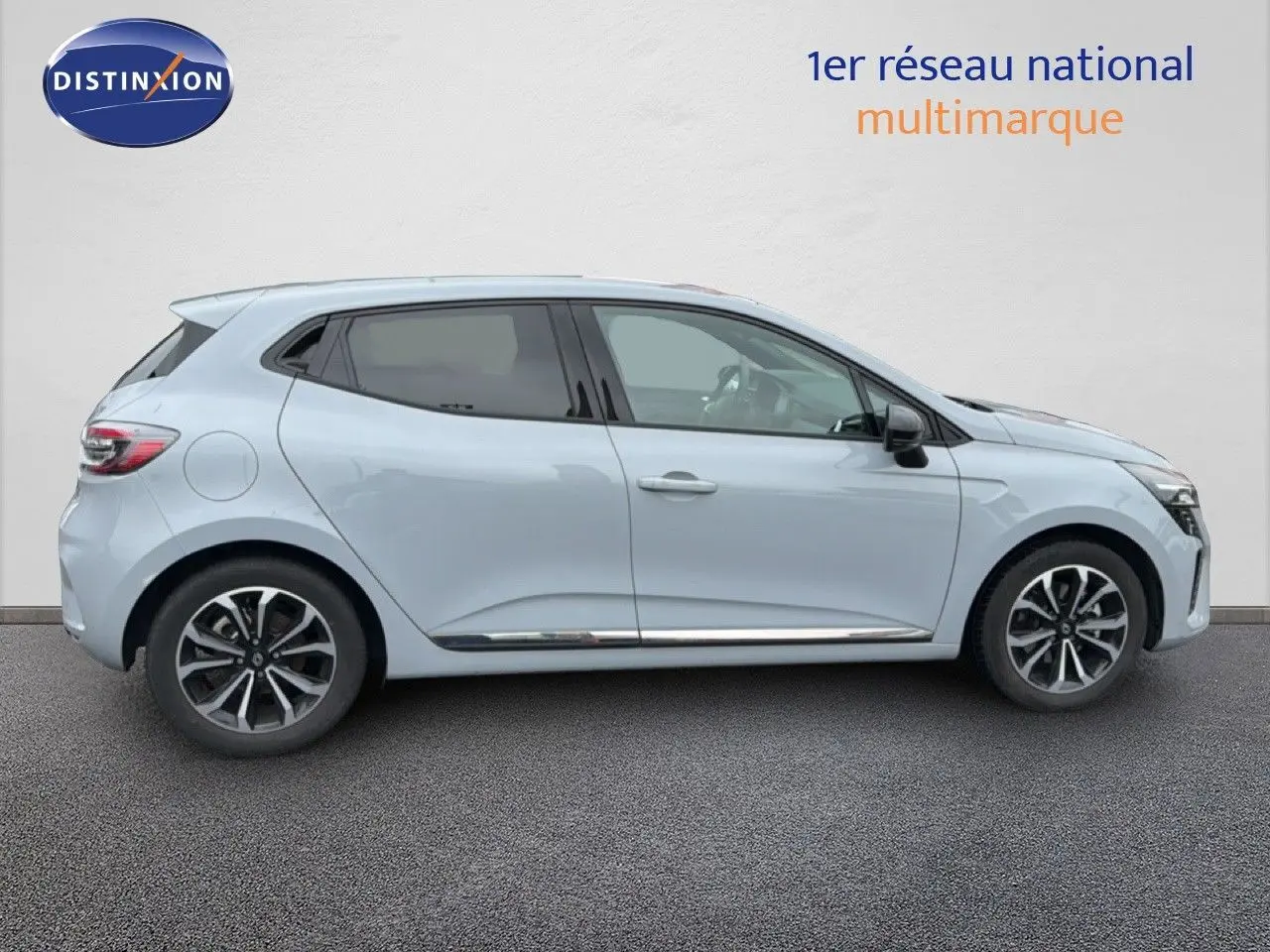 Profil droit de la Renault Clio 2025 gris rafale métal avec jantes alliage et détails chromés sur les portières.