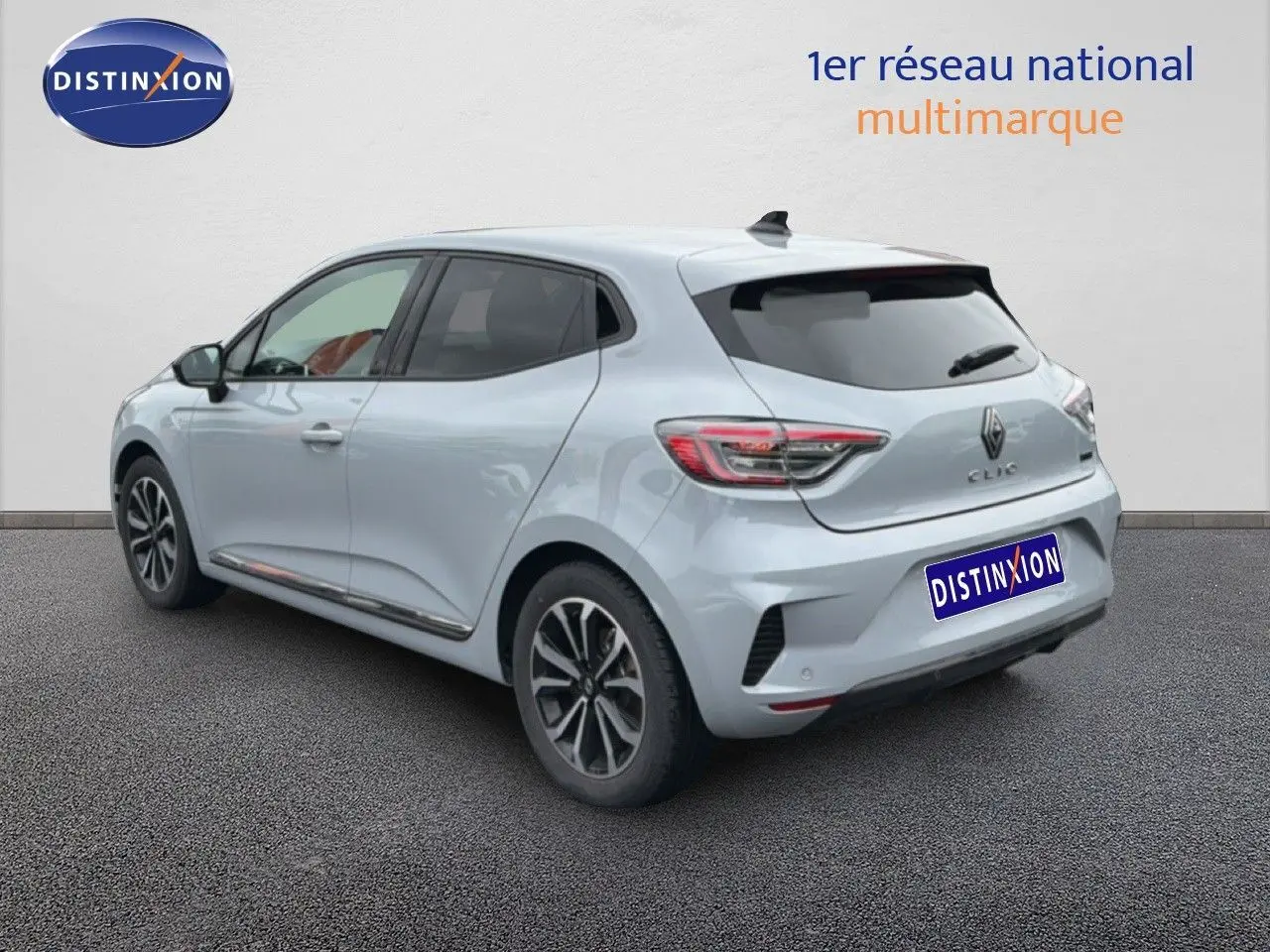 Vue 3/4 arrière droite d'une Renault Clio 2025 gris rafale métal avec jantes alliage et feux LED distinctifs.