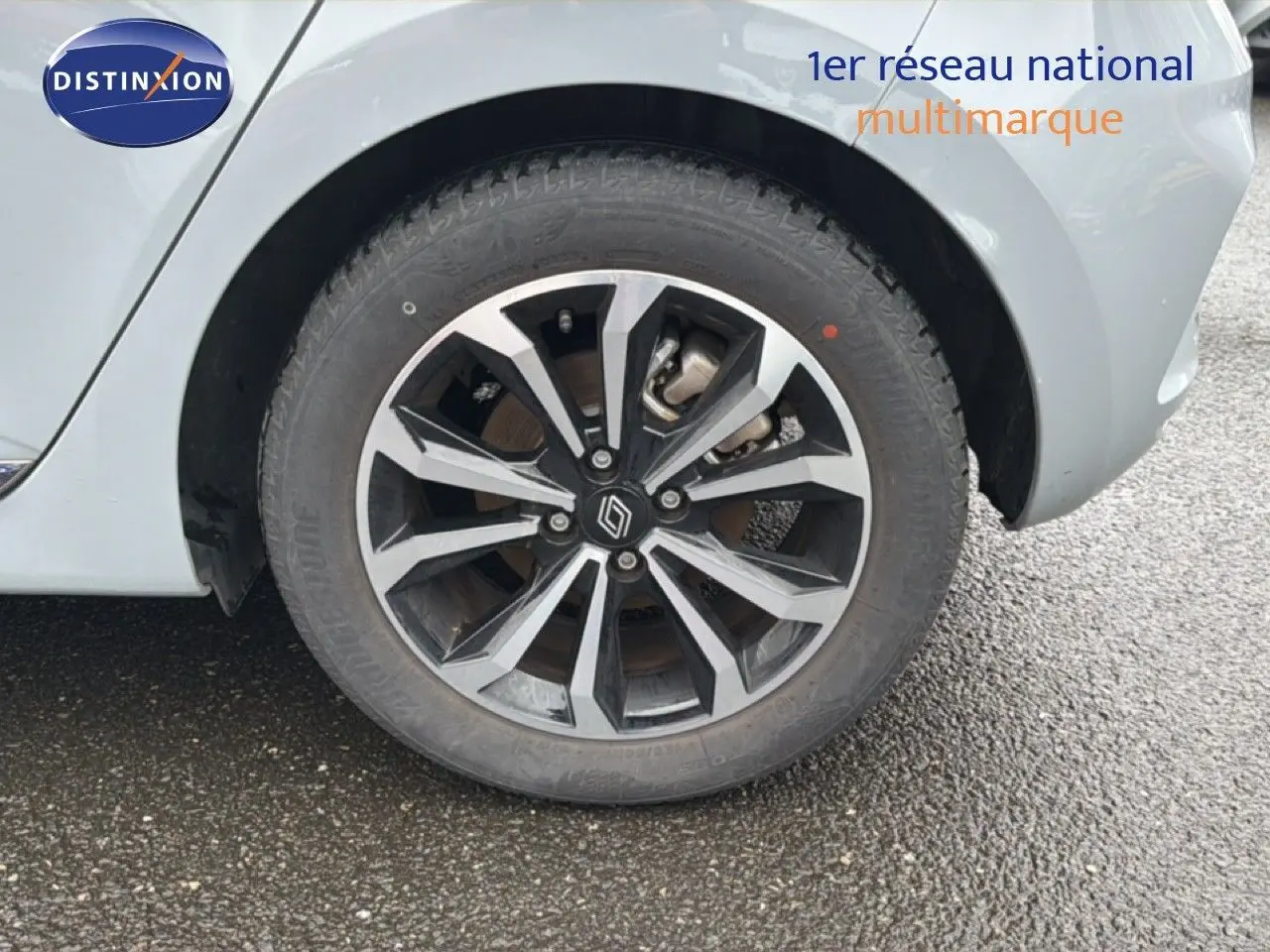 Gros plan sur la roue avant gauche de la Renault Clio 2025 gris Rafale Métal avec jante alliage noire et argent.