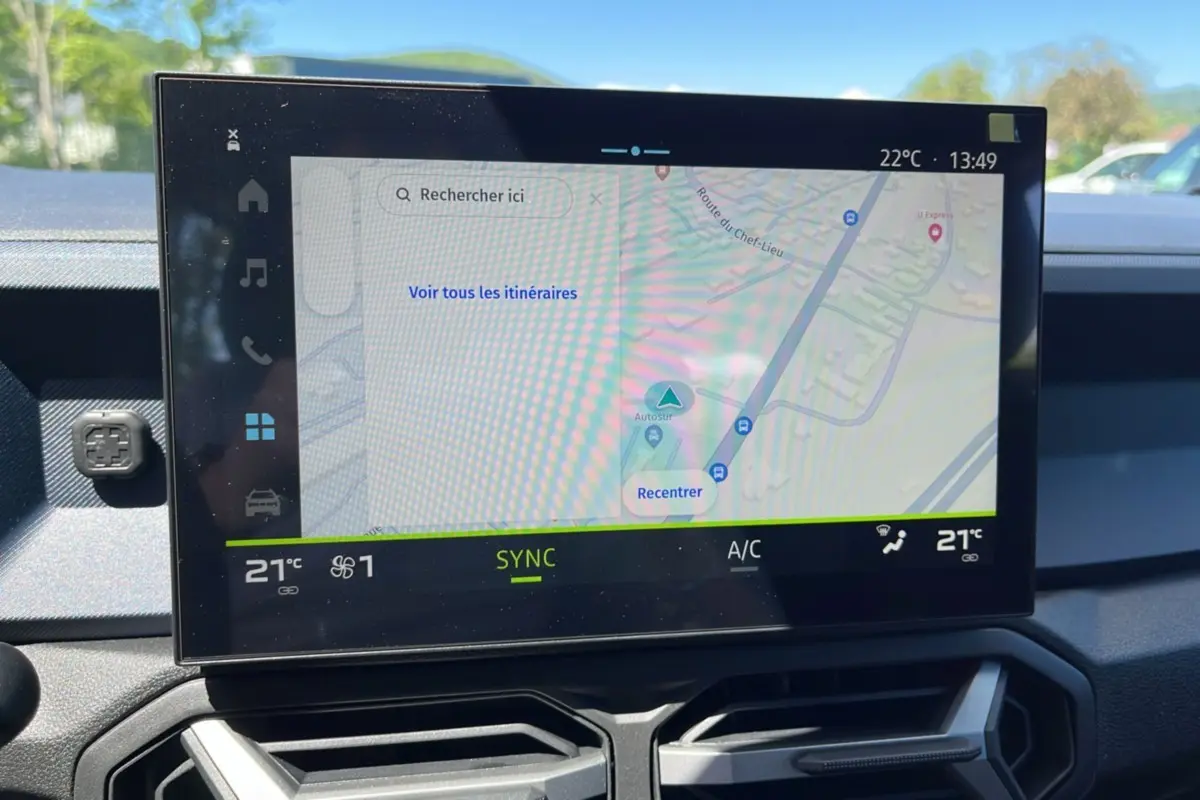 Écran tactile central du tableau de bord du Dacia Bigster 2025 affichant la navigation GPS en mode jour.