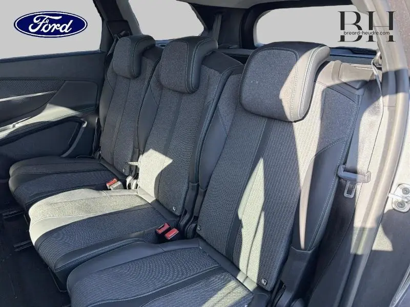Vue latérale des sièges arrière en tissu gris du Peugeot 5008 2022, montrant la banquette 3 places avec appuis-tête intégrés.