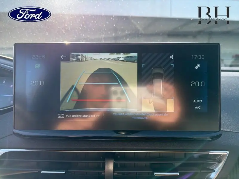 Écran tactile intérieur du Peugeot 5008 2022 montrant la caméra de recul et l'aide au stationnement en vue frontale.