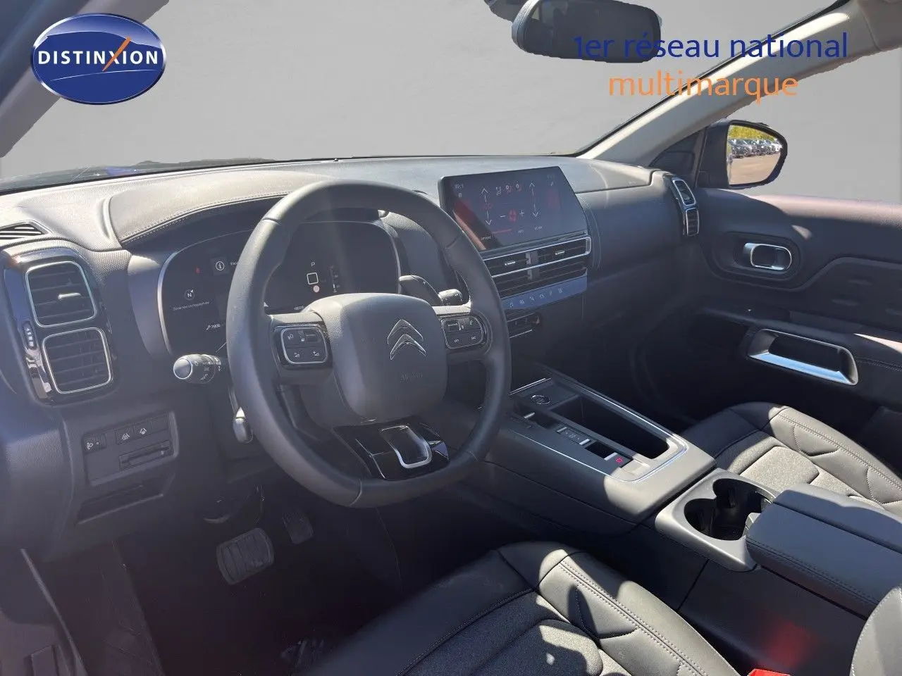 Vue intérieure côté conducteur du Citroën C5 Aircross 2025 noir métal, avec tableau de bord numérique et écran tactile central.