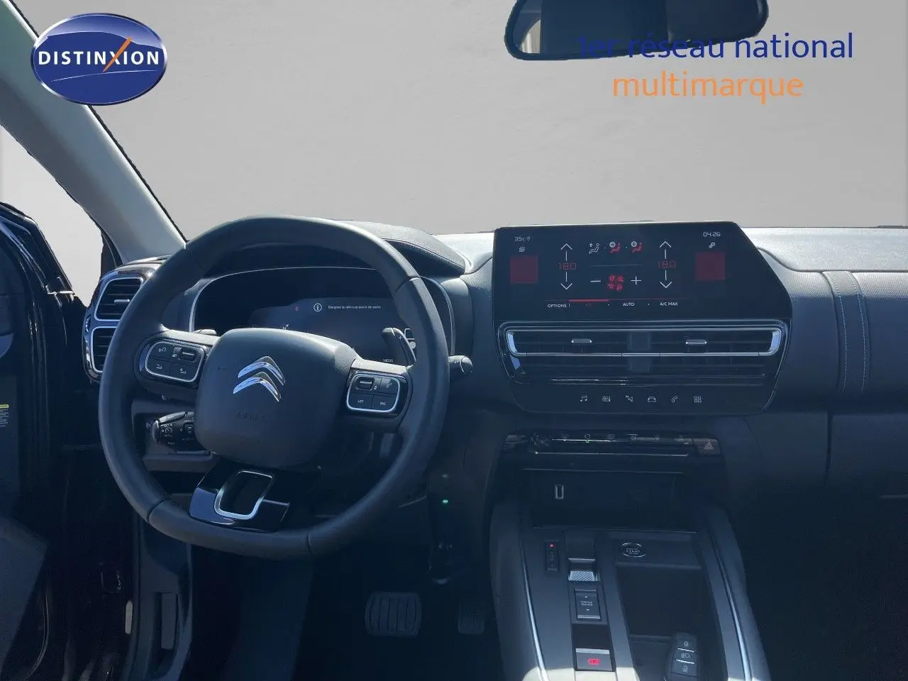 Vue intérieure du tableau de bord et volant du Citroën C5 Aircross noir métal 2025 avec écran tactile central.