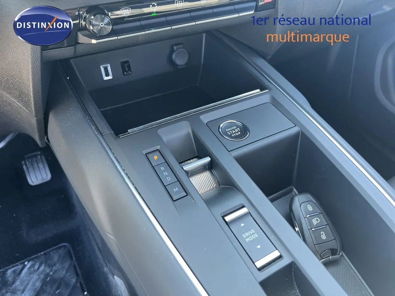 Vue rapprochée de la console centrale noire du Citroën C5 Aircross 2025, avec sélecteur de boîte auto et bouton start/stop.