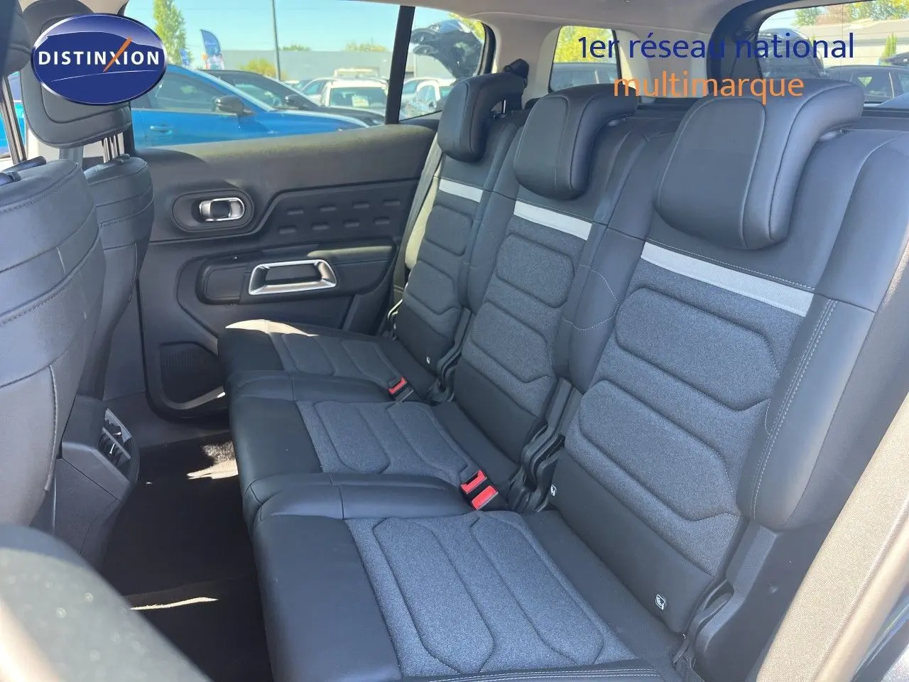 Vue intérieure côté droit montrant la banquette arrière en tissu et cuir noir du Citroën C5 Aircross 2025 hybride.