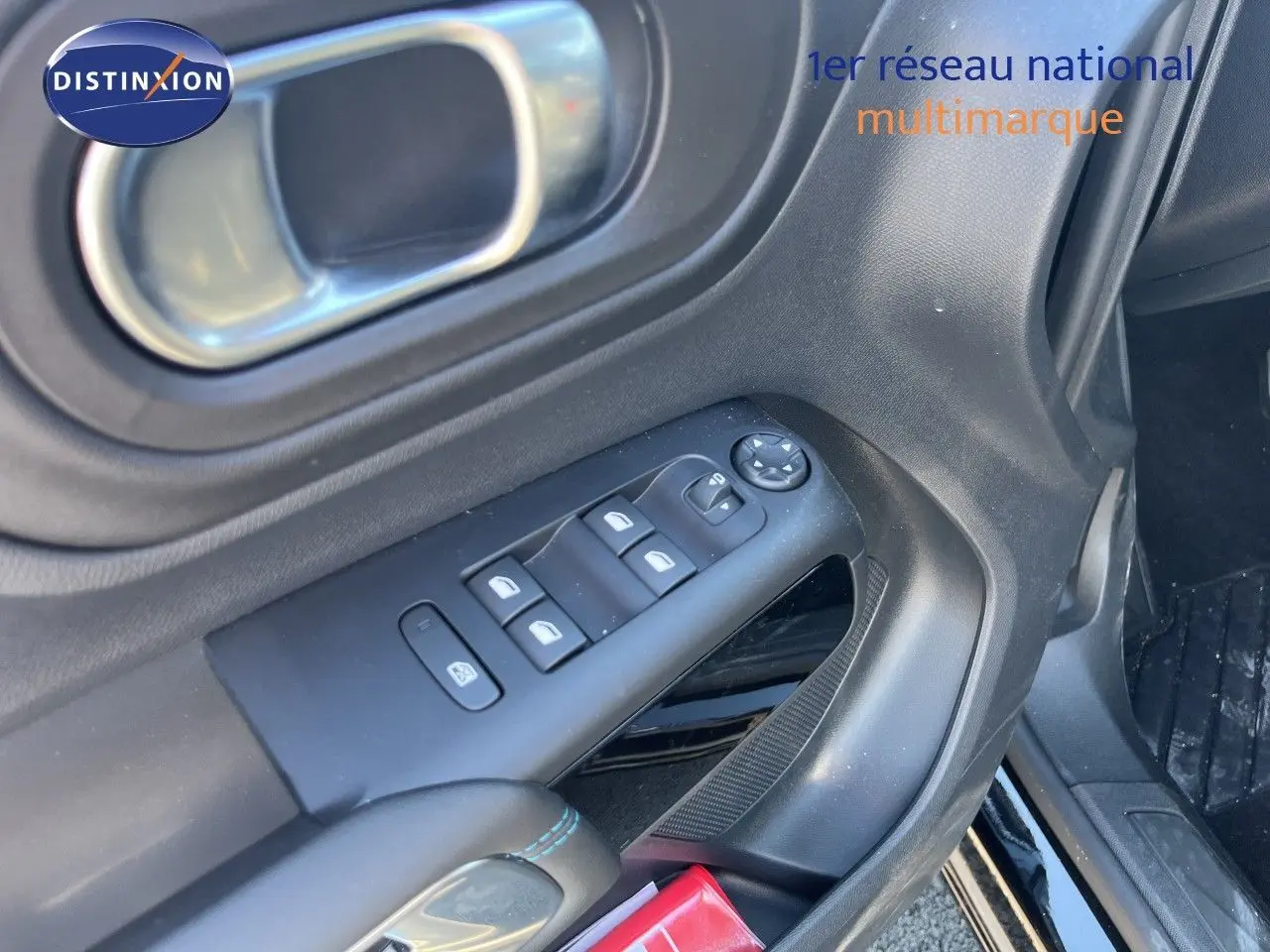 Gros plan sur la commande des vitres électriques côté conducteur du Citroën C5 Aircross noir métal 2025.